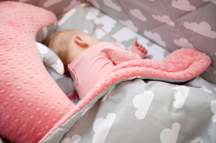 A blanket, a duvet or maybe a sleeping bag – what will make the best cover for your baby?